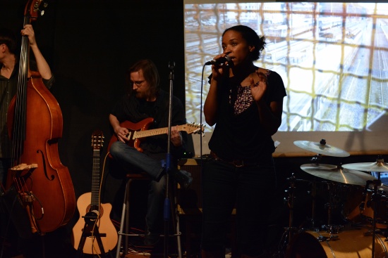V rámci svého rozlučkového turné se kapela Alvik s původem americkou zpěvačkou Andreou „Anyou“ Stuart zastavila v Mandale, kde odehrála vynikající koncert.
FOTO: DAVID MACHÁČEK