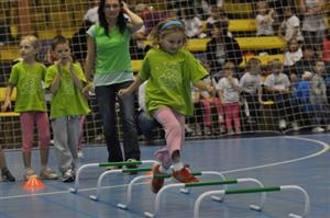 Děti z mateřských školek si v rámci akce Sportujeme s Emílkem, kterou organizovala ZŠ E. Zátopka Kopřivnice, vyzkoušely také překážkovou dráhu.
FOTO: JANA FEILHAUEROVÁ