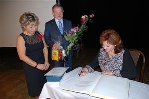 Anežka Šajtarová se stala historicky první vítězkou ankety, ve které lidé vybírali osobnost sociálních služeb. Město a jeho obyvatelé tak ocenili zhruba dvacet let její práce ve zdejším azylovém domě.
FOTO: DANA HOĎÁKOVÁ