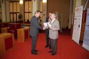 Místostarosta Miroslav Kopečný přebírá ocenění za 1. místo v kategorii projektů ve fázi vyhlášení veřejné zakázky. Kopřivnický EPC projekt ocenila Asociace poskytovatelů energetických služeb.
FOTO: APES