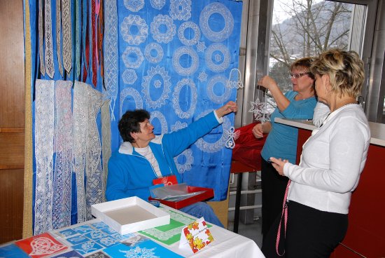 Třicítka seniorů se představila se svými výrobky na výstavě v Pomněnce v kulturním domě. Většina vystavených věcí tematicky zapadala do období adventu a Vánoc.
FOTO: DANA HOĎÁKOVÁ