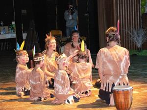 Mateřská škola Motýlek z Kopřivnice se předvedla na taneční přehlídce Moje trdlování 2013 se skladbou „Jak usínají indiáni na Divokém západě“ ve stylových kostýmech.
FOTO: ILONA MAZALOVÁ