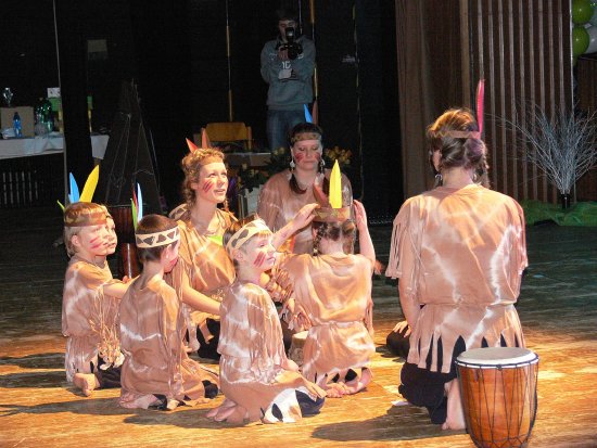 Mateřská škola Motýlek z Kopřivnice se předvedla na taneční přehlídce Moje trdlování 2013 se skladbou „Jak usínají indiáni na Divokém západě“ ve stylových kostýmech.
FOTO: ILONA MAZALOVÁ