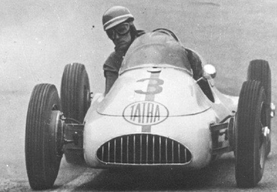 Adolf Veřmiřovský na trati silničního rychlostního závodu v Litomyšli.
FOTO: ARCHIV