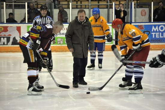 O slavnostní buly v utkání legend Sparty Praha a HC Kopřivnice se postaral místostarosta města Kopřivnice Miroslav Kopečný.
FOTO: JANA FEILHAUEROVÁ