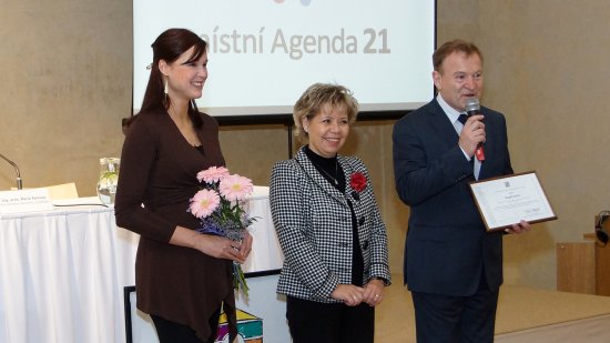 Diplom za úspěšnou obhajobu kategorie B převzali zástupci vedení města minulý týden v Praze. Pro Kopřivnici to byla již sedmá úspěšná obhajoba.
FOTO: ARCHIV NSZM