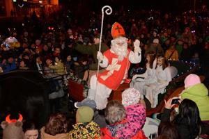 Tradiční příjezd Mikuláše a jeho družiny před kulturní dům očekávalo lidmi zaplněné centrum města. Mikulášovu příjezdu předcházel kulturní program a děti se mohly bavit hrami v režii DDM.
FOTO: DAVID MACHÁČEK