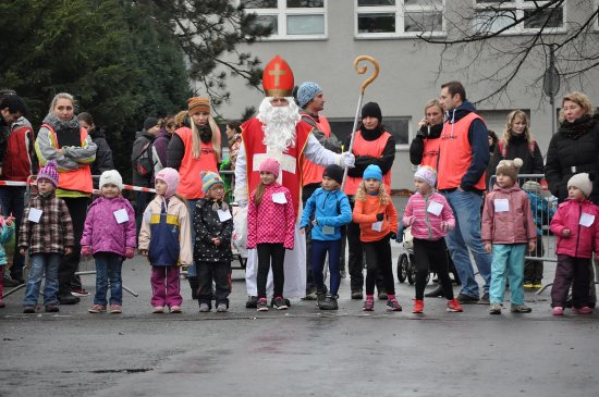 Sto dětí se zúčastnilo čtvrtého ročníku Mikulášského běhu parkem v sobotu 30. listopadu. Nejvíc medailí posbírali členové Atletického klubu Emila Zátopka Kopřivnice.
FOTO: RADEK CHVISTEK