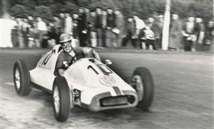 Zlatý vavřínový věnec za vítězství v silničním rychlostním závodu Ecce Homo ve Šternberku získal Adolf Veřmiřovský. 
FOTO: ARCHIV