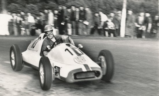 Zlatý vavřínový věnec za vítězství v silničním rychlostním závodu Ecce Homo ve Šternberku získal Adolf Veřmiřovský. 
FOTO: ARCHIV