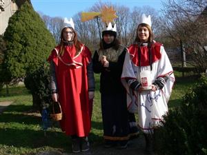 Na Tříkrálové sbírce se podílí v celé republice na 40 000 dobrovolníků. Skupina tří králů ze Skotnice si pochvalovala letošní slunečné a nemrznoucí počasí.
FOTO: ILONA MAZALOVÁ