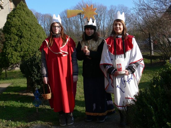 Na Tříkrálové sbírce se podílí v celé republice na 40 000 dobrovolníků. Skupina tří králů ze Skotnice si pochvalovala letošní slunečné a nemrznoucí počasí.
FOTO: ILONA MAZALOVÁ
