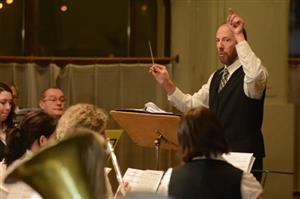 Pierre Scotto řídí Městský dechový orchestr Kopřivnice při jeho letošním novoročním koncertu. Původem francouzský dirigent má se souborem velké plány.
FOTO: DAVID MACHÁČEK