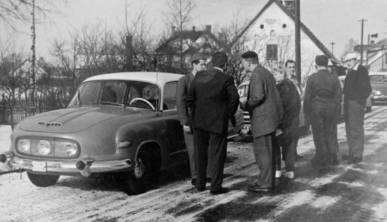 Tatry T 603 v časové kontrole „Zimní automobilové soutěže“ ve Vítkovicích. Na fotografii první zleva Láďa Mičan, třetí zleva Lubomír Rek. 
FOTO: ARCHIV