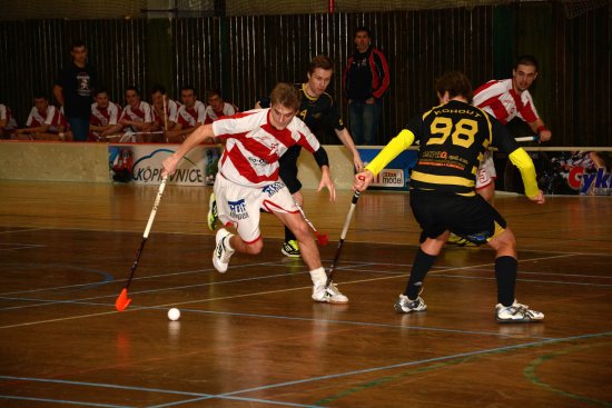 Ani branka Martina Nehery (vlevo) nepomohla kopřivnickým florbalistům k výhře nad 1. FBK Rožnov p. Radhoštěm, a nejspíš tak budou bojovat o udržení I. ligy.
FOTO: DAVID MACHÁČEK