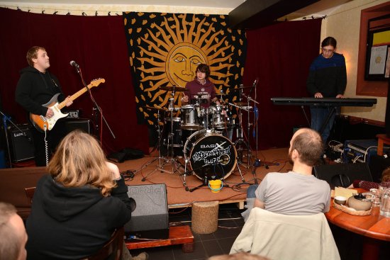 Mladá mořkovská kapela Mezi břehy zahájila v Mandale sérii pořadů Besídka, které mají pravidelně nabízet nepříliš známé hudebníky.
FOTO: DAVID MACHÁČEK