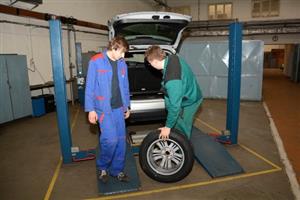 Zcela nový Hyundai ix35 už využívají žáci v dílnách kopřivnického učiliště. Podle učitelů jim moderní auto umožní získat zkušenosti s technologiemi, které se nyní využívají.
FOTO: DAVID MACHÁČEK