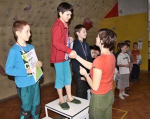 Gratulaci k prvenství v kategorii C přijímá Čenda Babačík z Horolezeckého oddílu Příbor. Druhé místo získal Kryštof Huta z Třince a třetí Kamil Škop z Lipníku.
FOTO: ILONA MAZALOVÁ