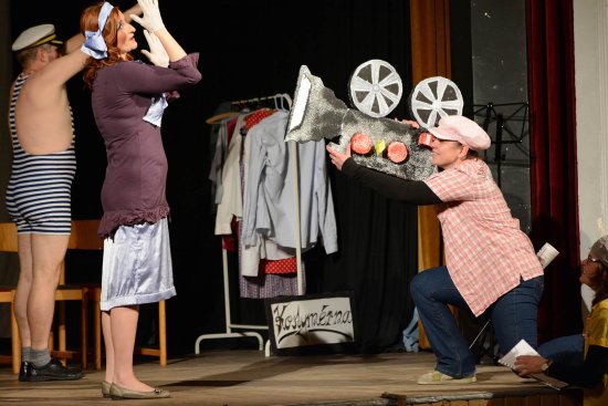 Ochotnický divadelní soubor Podiv uvedl v Kopřivnici reprízu své komedie Nejlepší parník mého života. Výtěžek z představení věnoval místním skautům.
FOTO: DAVID MACHÁČEK