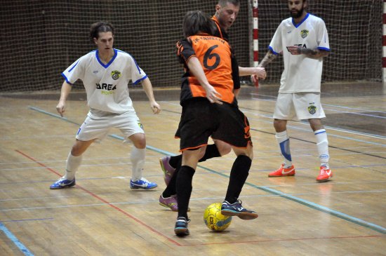 Futsalový tým Jokerit zvítězil nad Krmelínem 6:3. Domácí vítězství však mělo hořkou příchuť pro Jana Jiříčka (vlevo), který se v zápase vážně zranil.
FOTO: KRISTINA ČABLOVÁ