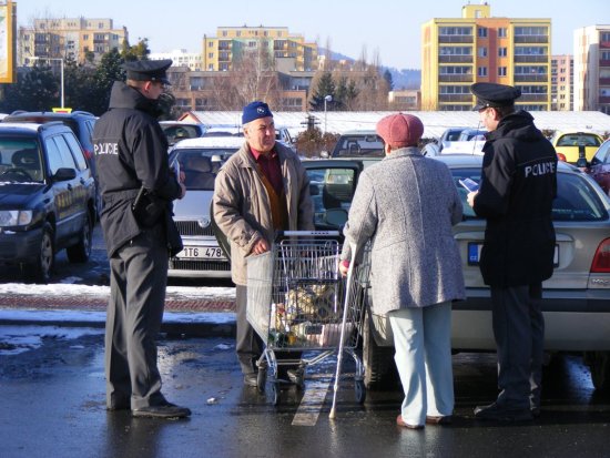 Státní policisté byli vloni v ulicích k vidění méně často, než by si sami přáli. Může za to nejen nízká naplněnost obvodního oddělení, ale také bující administrativa.
ILUSTRAČNÍ FOTO: PČR