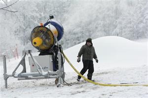 Sněhová děla na svahu Červeného kamene jedou na plný výkon. Lyžařská sezona by na zdejší sjezdovce měla odstartovat v pátek, nejpozději však v sobotu.
FOTO: DAVID MACHÁČEK