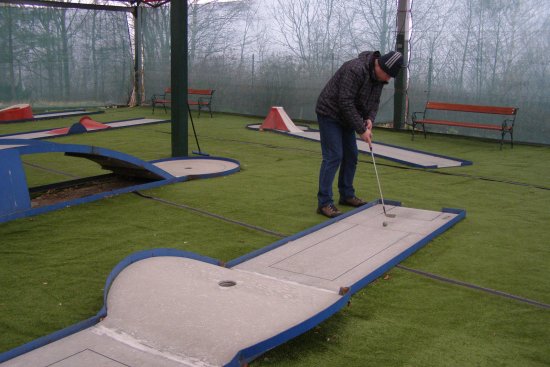 Minigolf se dá hrát i v zimě. Hráči TJ Start Kopřivnice se na nadcházející sezonu pečlivě připravují na ostravském hřišti.
FOTO: VLASTA PARGÁČOVÁ