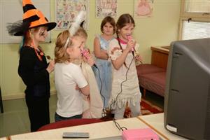 Součástí programu pololetního příměstského tábora v domě dětí bylo také karaoke, které si vyzkoušeli všichni jeho maskovaní účastníci.
FOTO: DAVID MACHÁČEK