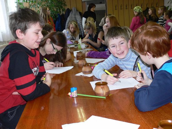 Skotnické děti se tradičně scházejí na obecním úřadě během pololetních, jarních i velikonočních prázdnin. Nejinak tomu bylo i minulý pátek, kdy si hrály a malovaly.
FOTO: ILONA MAZALOVÁ