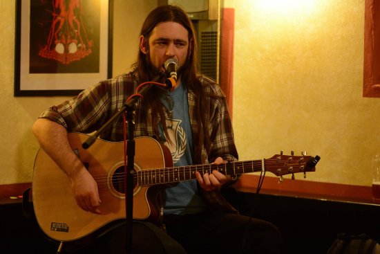 Kytarista a písničkář skotského původu Alec Munro koncertoval minulou sobotu v Mandale pod pseudonymem Woe Betide the Boy.
FOTO: DAVID MACHÁČEK