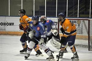 René Bartošák a Radek Polášek cloní před brankářem Orlové, nad kterou Kopřivnice vyhrála v prodloužení. O týden později však nestačila na Karvinou.
FOTO: KRISTINA ČABLOVÁ