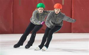 Daniela Závadová (vlevo) je krasobruslařka FSC Kopřivnice, ale na Zimní olympiádě dětí a mládeže si vyzkoušela rychlobruslení. 
FOTO: ODM2014