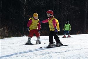 V minulém týdnu i přes poměrně vysoké teploty panoval na kopřivnické sjezdovce čilý ruch. V dopoledních hodinách sloužil uměle zasněžený svah především školákům.
FOTO: DAVID MACHÁČEK