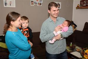 Kopřivnická rodina Sopuchových se hned na Nový rok rozrostla o dceru Kláru, která se tak stala prvním letošním občánkem nejen ve městě, ale na celém Novojičínsku. Minulý týden ji oficiálně uvítal starosta města.
FOTO: DAVID MACHÁČEK