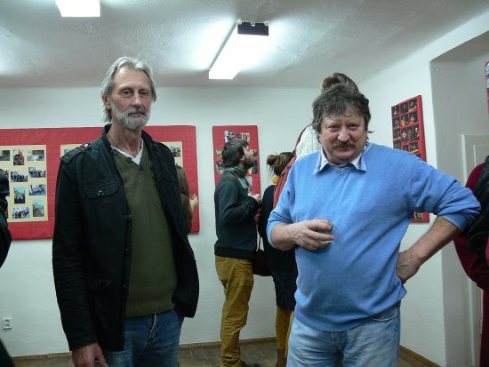 Na vernisáži výstavy fotografií Jaroslava Michny se sešla spousta přátel a známých autora, kteří vyzdvihovali jeho neotřelý pohled na známá místa a cit pro detail.
FOTO: ILONA MAZALOVÁ