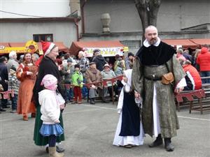 Valentýnská pouť přitáhla spousty návštěvníků. Tahákem byl zajímavý kulturní program, stánky s tradičním zbožím a v neposlední řadě místní specialita šifle.
FOTO: ILONA MAZALOVÁ