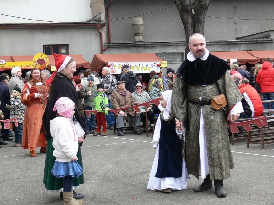 Valentýnská pouť přitáhla spousty návštěvníků. Tahákem byl zajímavý kulturní program, stánky s tradičním zbožím a v neposlední řadě místní specialita šifle.
FOTO: ILONA MAZALOVÁ