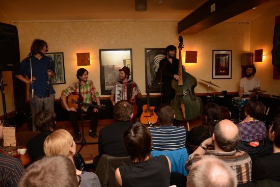 Koncert kapely Les Gars d’en Bas naplnil prostory Mandaly nejen zajímavou hudbou, ale také velmi příjemnou atmosférou.
FOTO: DAVID MACHÁČEK