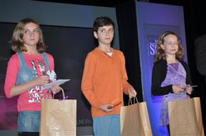 Mezi oceněnými sportovci okresu byly mimo jiné i dvě kopřivnické hvězdičky - plavkyně Vendula Rakúsová (vlevo) a krasobruslařka Klára Štěpánová (vpravo).
FOTO: KRISTINA ČABLOVÁ