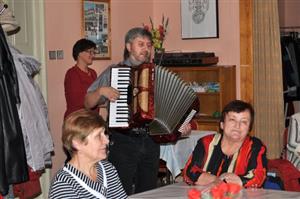 Senioři se minulý týden sešli v klubu seniorů na první z akcí připravených v rámci celoročního programu. S harmonikářem si zpívali písničky víc jak dvě hodiny.
FOTO: DANA HOĎÁKOVÁ