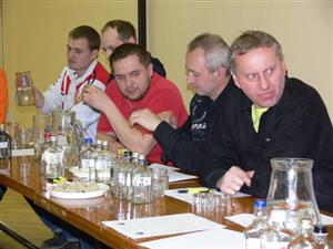 Členové hodnotitelské komise mají při koštování pálenek nelehký úkol. Největší zájem tradičně bývá o členství v kategorii slivovic, kde většinou bývají zastoupeny i nejkvalitnější vzorky.
FOTO: ILONA MAZALOVÁ