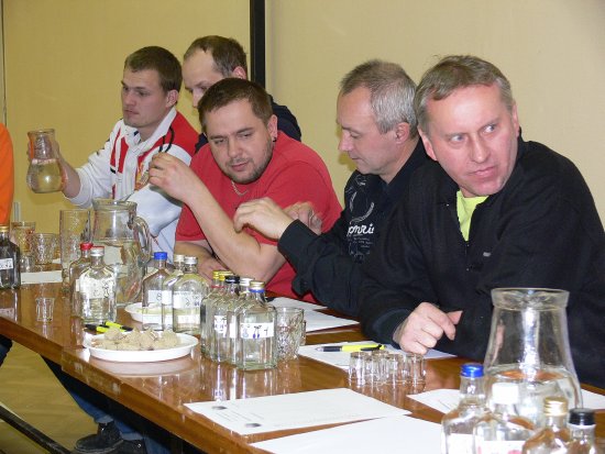 Členové hodnotitelské komise mají při koštování pálenek nelehký úkol. Největší zájem tradičně bývá o členství v kategorii slivovic, kde většinou bývají zastoupeny i nejkvalitnější vzorky.
FOTO: ILONA MAZALOVÁ