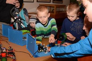 Výstava Merkuru, která probíhá současně ve všech třech budovách Regionálního muzea v Kopřivnici, je pochopitelně největším lákadlem pro kluky. Nadšením ale nešetří ani jejich otcové a dědové.
FOTO: DAVID MACHÁČEK