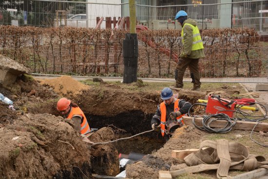 Z celkových dvě stě dvaceti milionů korun, které bude stát rekonstrukce tepelných rozvodů, bylo doposud proinvestováno zhruba čtyřicet. Dokončeny jsou tři ze čtrnácti kilometrů nového potrubí.
FOTO: DAVID MACHÁČEK