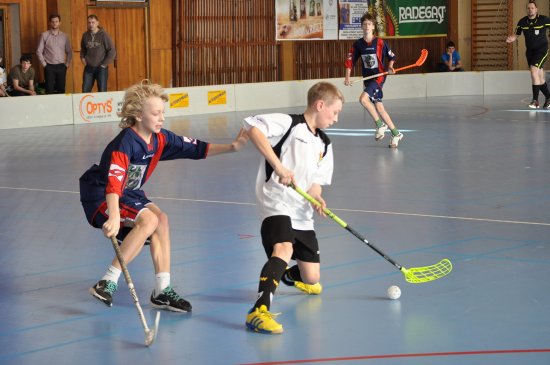 Nejlepší střelec kvalifikace Lukáš Herblich (v bílém) zajistil šesti brankami ZŠ Alšově vítězství v turnaji a postup do republikového finále.
FOTO: KRISTINA ČABLOVÁ