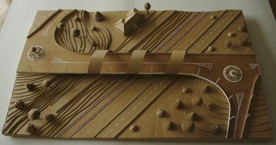 Vloni měli studenti zdejší školy za úkol z lepenky vytvořit model mostu. V letošním ročníku budou moci uzdu fantazie popustit více a postavit dům určený pro Mars.
FOTO: VOSKOP