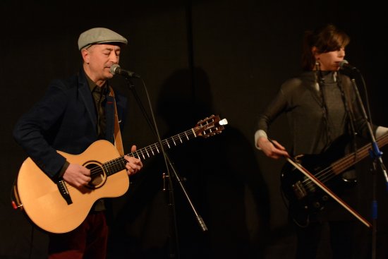 Daniel Salontay a Jana Lokšenicová vystupující jako duo Longital zahráli minulý pátek zcela zaplněné Mandale. Ta si užila jejich muziku v méně tradiční akustické podobě.
FOTO: DAVID MACHÁČEK