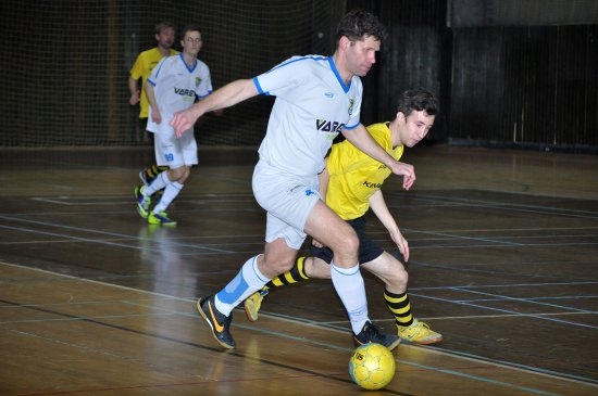 Michal Buček (v bílém) vstřelil v zápase Jokeritu s ostravským Parlamentem branku, v 10. minutě si však obnovil zranění a musel z utkání odstoupit.
FOTO: KRISTINA ČABLOVÁ