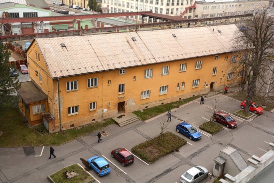 Zastupitelé minulý týden schválili kupní smlouvu objektu někdejšího domu lékařů Tatry. Pokud se podaří získat dotaci z Regionálního operačního programu, nevyužívaná budova bude ještě na podzim zbourána.
FOTO: DAVID MACHÁČEK