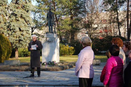 Před sochou TGM na kopřivnickém náměstí proběhlo v polovině minulého týdne tradiční setkání u příležitosti výročí Masarykova narození.
FOTO: DANA HOĎÁKOVÁ